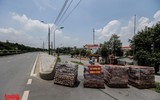 [Ảnh] Thiếu nhân lực, phường dùng container và bê tông làm chốt chặn phương tiện phòng chống dịch Covid-19