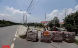 [Ảnh] Thiếu nhân lực, phường dùng container và bê tông làm chốt chặn phương tiện phòng chống dịch Covid-19