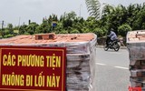 [Ảnh] Thiếu nhân lực, phường dùng container và bê tông làm chốt chặn phương tiện phòng chống dịch Covid-19