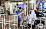 [ẢNH] Công an Hà Nội đội mưa lớn kiểm soát 