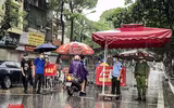 [ẢNH] Công an Hà Nội đội mưa lớn kiểm soát 