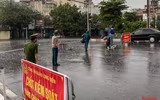 [ẢNH] Công an Hà Nội đội mưa lớn kiểm soát 