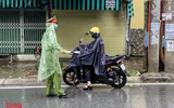 [ẢNH] Công an Hà Nội đội mưa lớn kiểm soát 