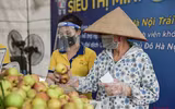 [ẢNH] Cận cảnh “Siêu thị mini 0 đồng’’ đầu tiên ở Hà Nội cho người lao động, sinh viên khó khăn vì giãn cách xã hội
