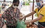 [ẢNH] Cận cảnh “Siêu thị mini 0 đồng’’ đầu tiên ở Hà Nội cho người lao động, sinh viên khó khăn vì giãn cách xã hội