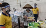 [ẢNH] Cận cảnh “Siêu thị mini 0 đồng’’ đầu tiên ở Hà Nội cho người lao động, sinh viên khó khăn vì giãn cách xã hội