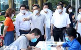 [ẢNH] Lịch trình dày đặc trong buổi kiểm tra chống dịch Covid-19 của Phó Thủ tướng Vũ Đức Đam tại Hà Nội