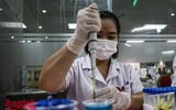 Xúc động hình ảnh chiến sỹ Công an, người nước ngoài cùng nhân dân hiến máu cứu người trong giãn cách xã hội
