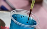 Xúc động hình ảnh chiến sỹ Công an, người nước ngoài cùng nhân dân hiến máu cứu người trong giãn cách xã hội
