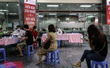 Xúc động hình ảnh chiến sỹ Công an, người nước ngoài cùng nhân dân hiến máu cứu người trong giãn cách xã hội