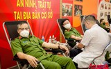 Xúc động hình ảnh chiến sỹ Công an, người nước ngoài cùng nhân dân hiến máu cứu người trong giãn cách xã hội
