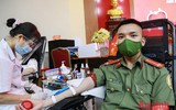 Xúc động hình ảnh chiến sỹ Công an, người nước ngoài cùng nhân dân hiến máu cứu người trong giãn cách xã hội
