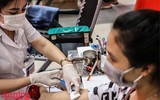 Xúc động hình ảnh chiến sỹ Công an, người nước ngoài cùng nhân dân hiến máu cứu người trong giãn cách xã hội