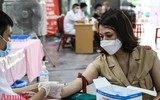 Xúc động hình ảnh chiến sỹ Công an, người nước ngoài cùng nhân dân hiến máu cứu người trong giãn cách xã hội