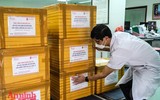 Xúc động hình ảnh chiến sỹ Công an, người nước ngoài cùng nhân dân hiến máu cứu người trong giãn cách xã hội