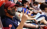 Xúc động hình ảnh chiến sỹ Công an, người nước ngoài cùng nhân dân hiến máu cứu người trong giãn cách xã hội