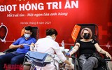 Xúc động hình ảnh chiến sỹ Công an, người nước ngoài cùng nhân dân hiến máu cứu người trong giãn cách xã hội