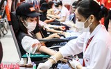 Xúc động hình ảnh chiến sỹ Công an, người nước ngoài cùng nhân dân hiến máu cứu người trong giãn cách xã hội