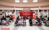 Xúc động hình ảnh chiến sỹ Công an, người nước ngoài cùng nhân dân hiến máu cứu người trong giãn cách xã hội