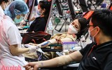 Xúc động hình ảnh chiến sỹ Công an, người nước ngoài cùng nhân dân hiến máu cứu người trong giãn cách xã hội
