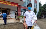 [ẢNH] Ánh mắt xúc động của người lao động nghèo trước nghĩa tình sẻ chia của Công an Thủ đô và các nhà hảo tâm