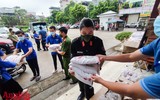 [ẢNH] Ánh mắt xúc động của người lao động nghèo trước nghĩa tình sẻ chia của Công an Thủ đô và các nhà hảo tâm