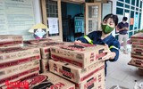 [ẢNH] Ánh mắt xúc động của người lao động nghèo trước nghĩa tình sẻ chia của Công an Thủ đô và các nhà hảo tâm
