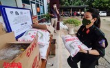 [ẢNH] Ánh mắt xúc động của người lao động nghèo trước nghĩa tình sẻ chia của Công an Thủ đô và các nhà hảo tâm