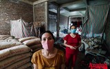 [ẢNH] Ánh mắt xúc động của người lao động nghèo trước nghĩa tình sẻ chia của Công an Thủ đô và các nhà hảo tâm