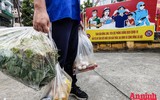 [ẢNH] Ánh mắt xúc động của người lao động nghèo trước nghĩa tình sẻ chia của Công an Thủ đô và các nhà hảo tâm