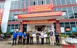 [ẢNH] Ánh mắt xúc động của người lao động nghèo trước nghĩa tình sẻ chia của Công an Thủ đô và các nhà hảo tâm