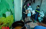 [ẢNH] Ánh mắt xúc động của người lao động nghèo trước nghĩa tình sẻ chia của Công an Thủ đô và các nhà hảo tâm