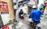 [ẢNH] Ánh mắt xúc động của người lao động nghèo trước nghĩa tình sẻ chia của Công an Thủ đô và các nhà hảo tâm