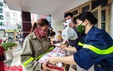 [ẢNH] Ánh mắt xúc động của người lao động nghèo trước nghĩa tình sẻ chia của Công an Thủ đô và các nhà hảo tâm