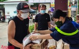 [ẢNH] Ánh mắt xúc động của người lao động nghèo trước nghĩa tình sẻ chia của Công an Thủ đô và các nhà hảo tâm
