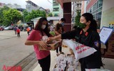 [ẢNH] Ánh mắt xúc động của người lao động nghèo trước nghĩa tình sẻ chia của Công an Thủ đô và các nhà hảo tâm