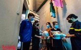 [ẢNH] Ánh mắt xúc động của người lao động nghèo trước nghĩa tình sẻ chia của Công an Thủ đô và các nhà hảo tâm