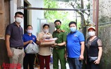 [ẢNH] Ánh mắt xúc động của người lao động nghèo trước nghĩa tình sẻ chia của Công an Thủ đô và các nhà hảo tâm