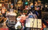 [ẢNH] Hà Nội: Lực lượng chức năng trắng đêm đội mưa dẹp 