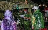 [ẢNH] Hà Nội: Lực lượng chức năng trắng đêm đội mưa dẹp 