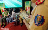 Thứ trưởng Bộ Công an và Giám đốc CATP Hà Nội hiến máu cứu người, chung tay đẩy lùi Covid-19
