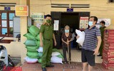 [ẢNH] Giọt nước mắt xúc động khi người dân nhận thực phẩm từ tay chiến sỹ Công an Thủ đô trong ngày 19/8