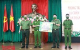 [ẢNH] Giọt nước mắt xúc động khi người dân nhận thực phẩm từ tay chiến sỹ Công an Thủ đô trong ngày 19/8