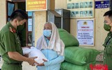 [ẢNH] Giọt nước mắt xúc động khi người dân nhận thực phẩm từ tay chiến sỹ Công an Thủ đô trong ngày 19/8