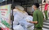 [ẢNH] Giọt nước mắt xúc động khi người dân nhận thực phẩm từ tay chiến sỹ Công an Thủ đô trong ngày 19/8