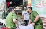 [ẢNH] Giọt nước mắt xúc động khi người dân nhận thực phẩm từ tay chiến sỹ Công an Thủ đô trong ngày 19/8