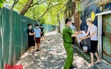 [ẢNH] Giọt nước mắt xúc động khi người dân nhận thực phẩm từ tay chiến sỹ Công an Thủ đô trong ngày 19/8