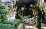 [ẢNH] Giọt nước mắt xúc động khi người dân nhận thực phẩm từ tay chiến sỹ Công an Thủ đô trong ngày 19/8