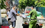 [ẢNH] Giọt nước mắt xúc động khi người dân nhận thực phẩm từ tay chiến sỹ Công an Thủ đô trong ngày 19/8