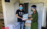 [ẢNH] Giọt nước mắt xúc động khi người dân nhận thực phẩm từ tay chiến sỹ Công an Thủ đô trong ngày 19/8